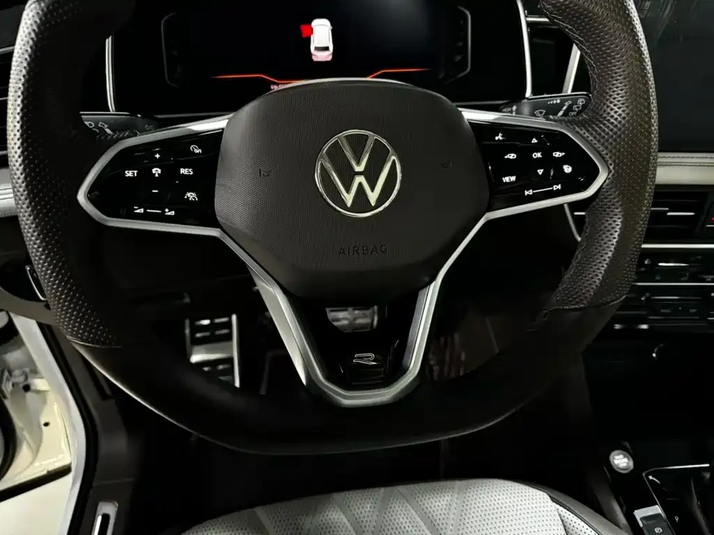 Volkswagen Tiguan L — фото 7