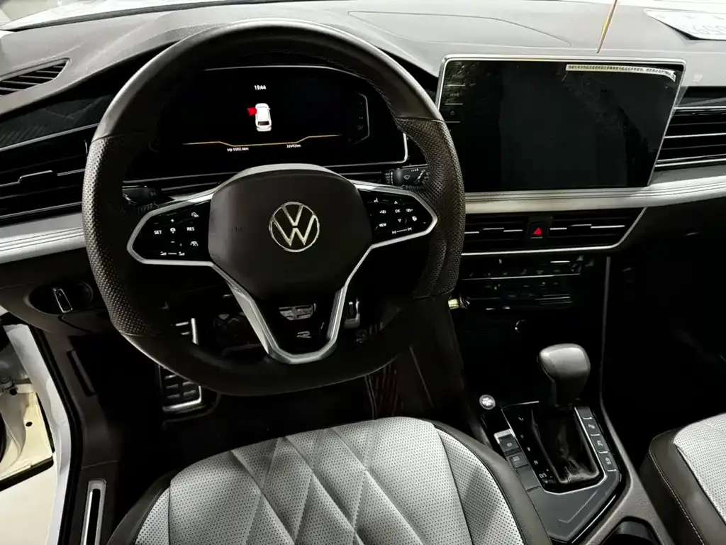 Volkswagen Tiguan L — фото 10