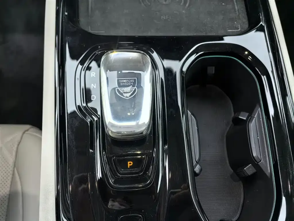Volvo EM90 2024 из CN, фото 5