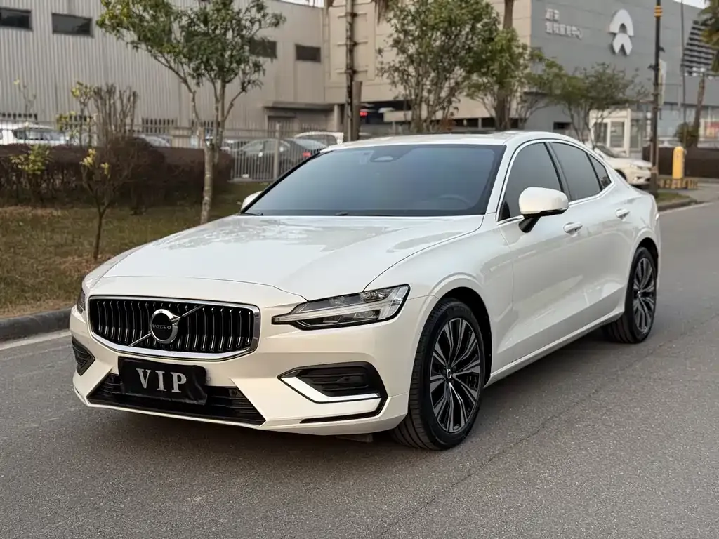 Volvo S60 — фото 1