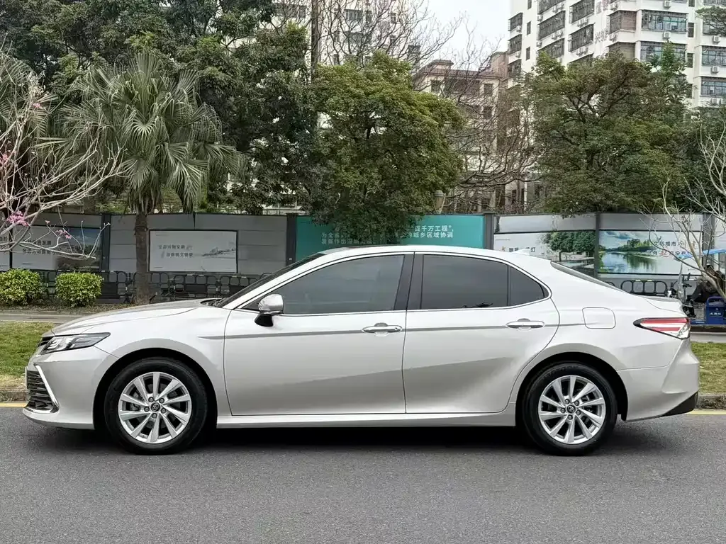 Toyota Camry — фото 4