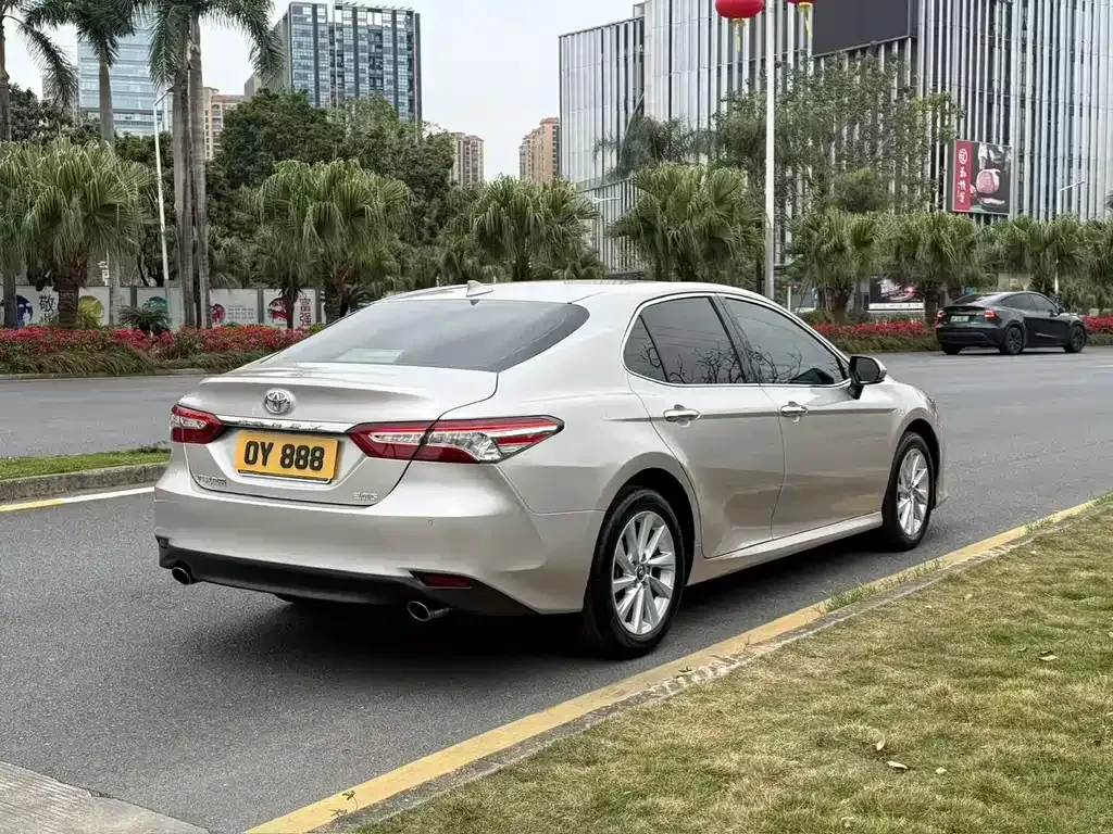 Toyota Camry — фото 6