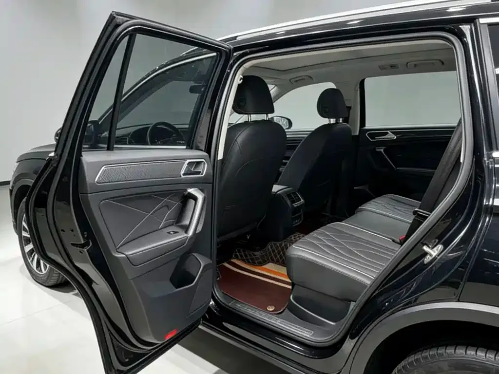 Volkswagen Tiguan L — фото 9