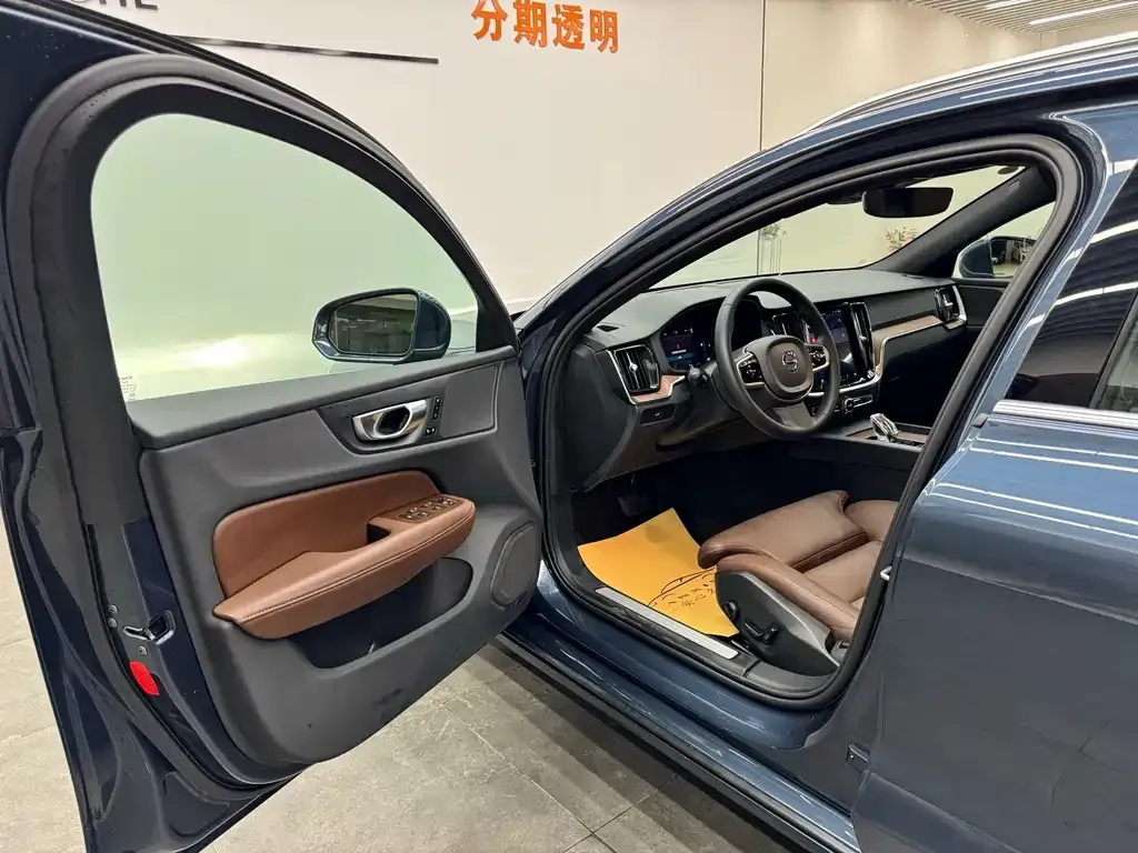 Volvo V60 2024 из CN, фото 8