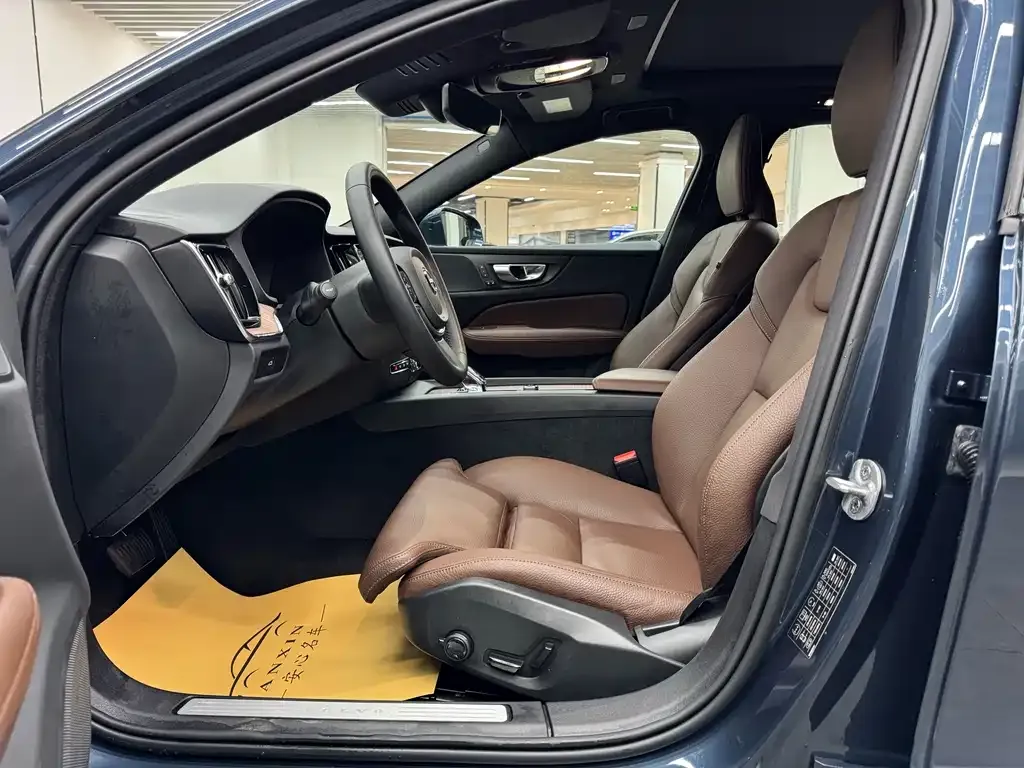 Volvo V60 2024 из CN, фото 3