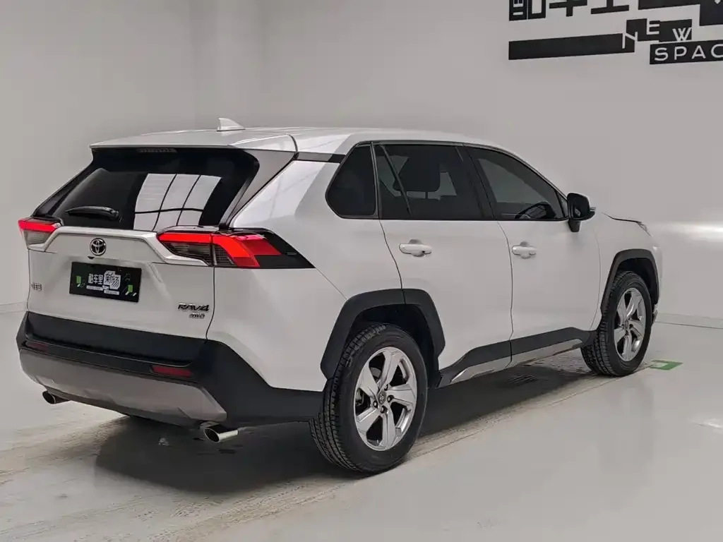 Toyota RAV4 — фото 6