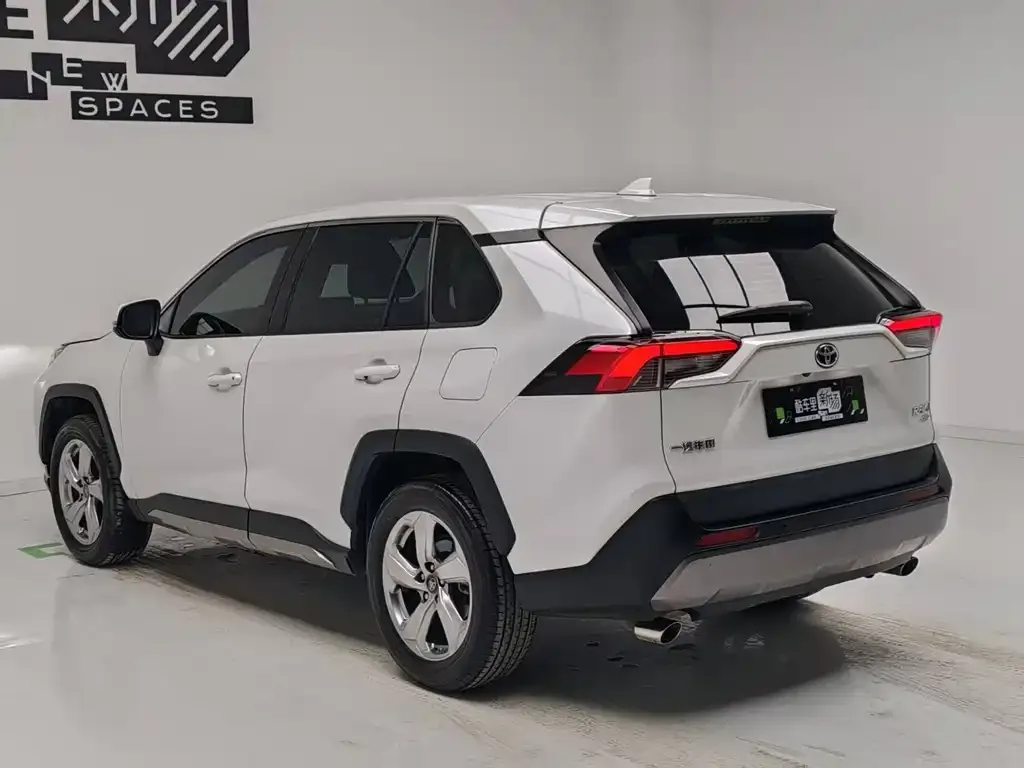 Toyota RAV4 — фото 7