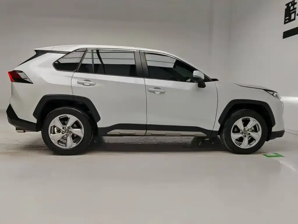 Toyota RAV4 — фото 3