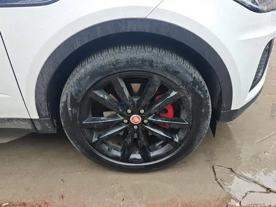 Jaguar E-PACE — фото 10
