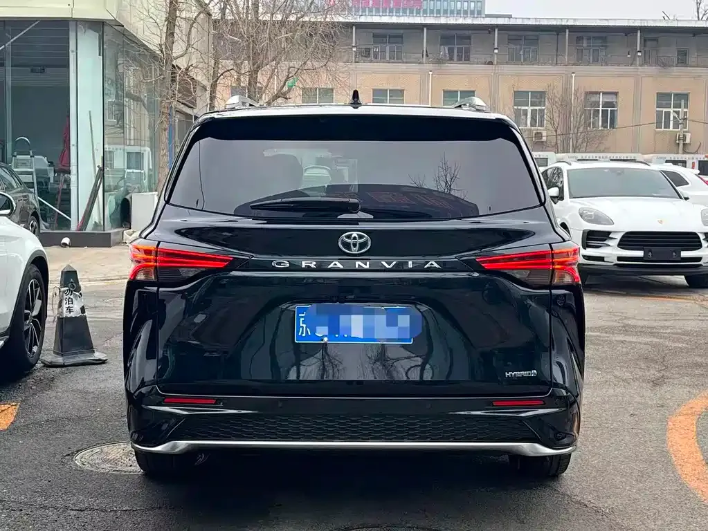 Toyota Granvia 2023 из CN, фото 7