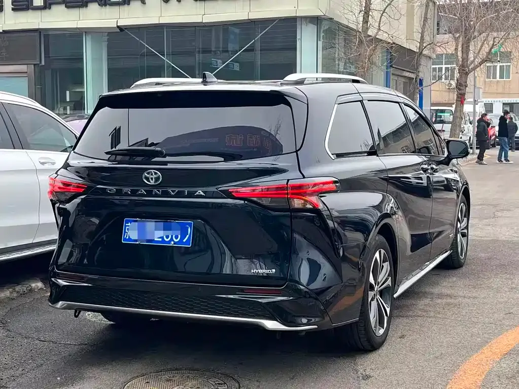 Toyota Granvia 2023 из CN, фото 4