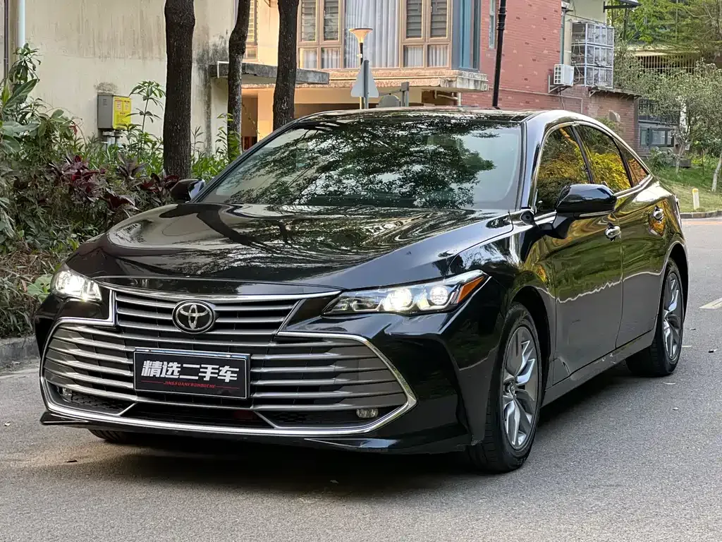 Toyota Avalon — фото 1