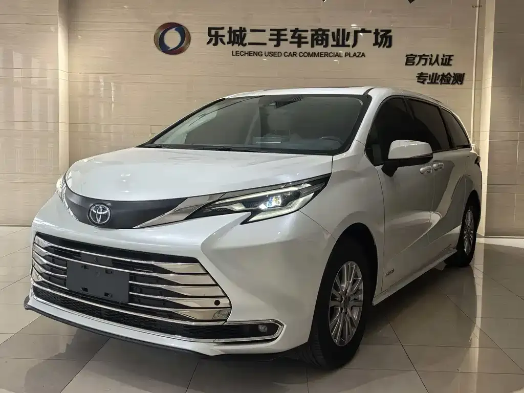 Toyota Sienna — фото 1