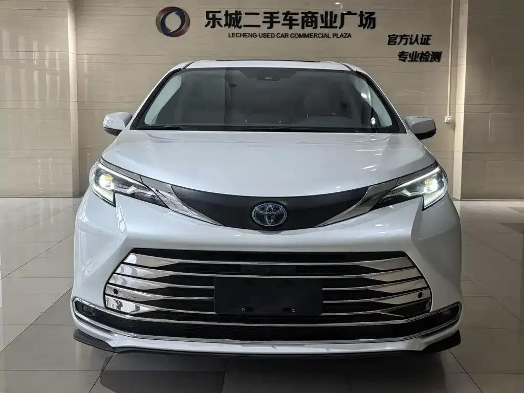 Toyota Sienna — фото 4