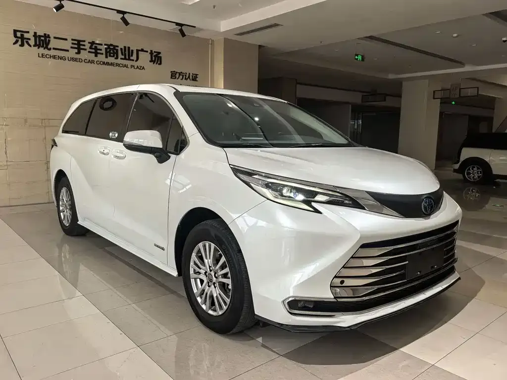 Toyota Sienna — фото 2
