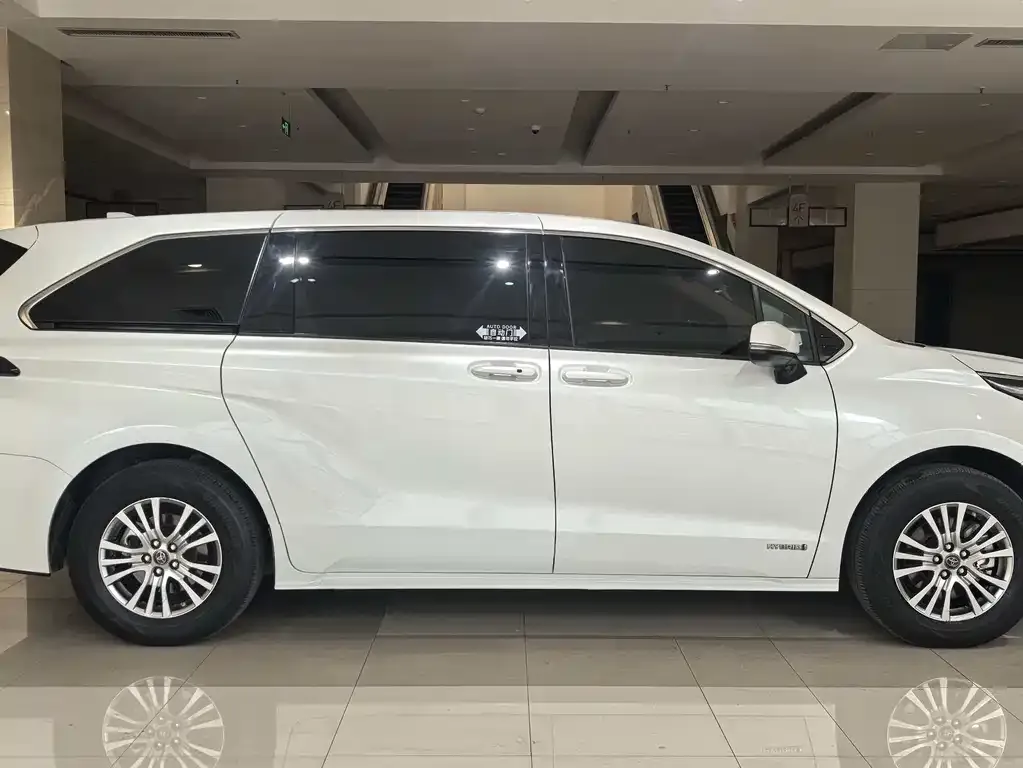 Toyota Sienna — фото 8