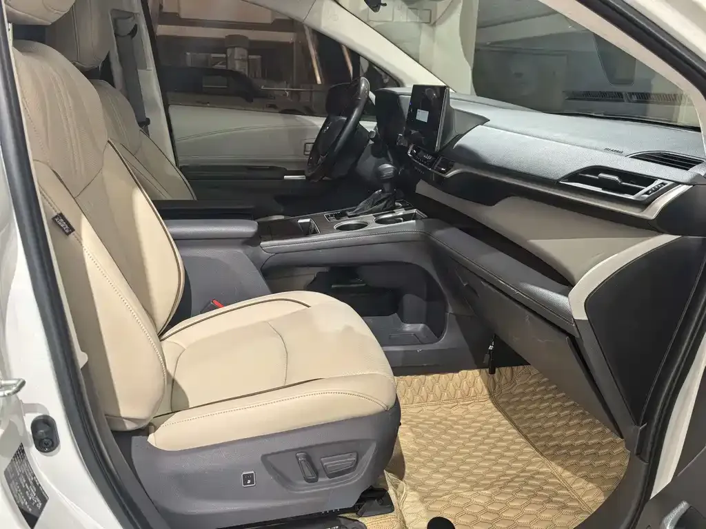 Toyota Sienna — фото 10