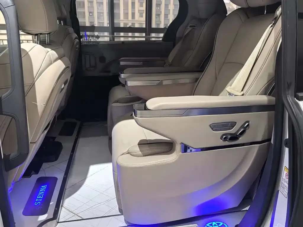 Toyota Sienna — фото 3