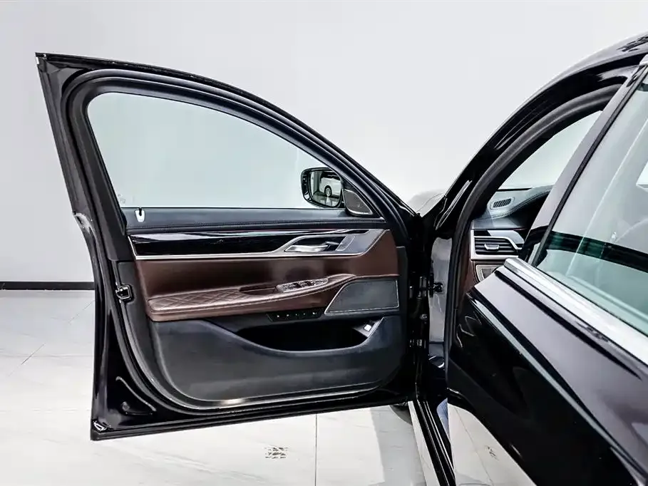 BMW 7 Series 2021 из CN, фото 8