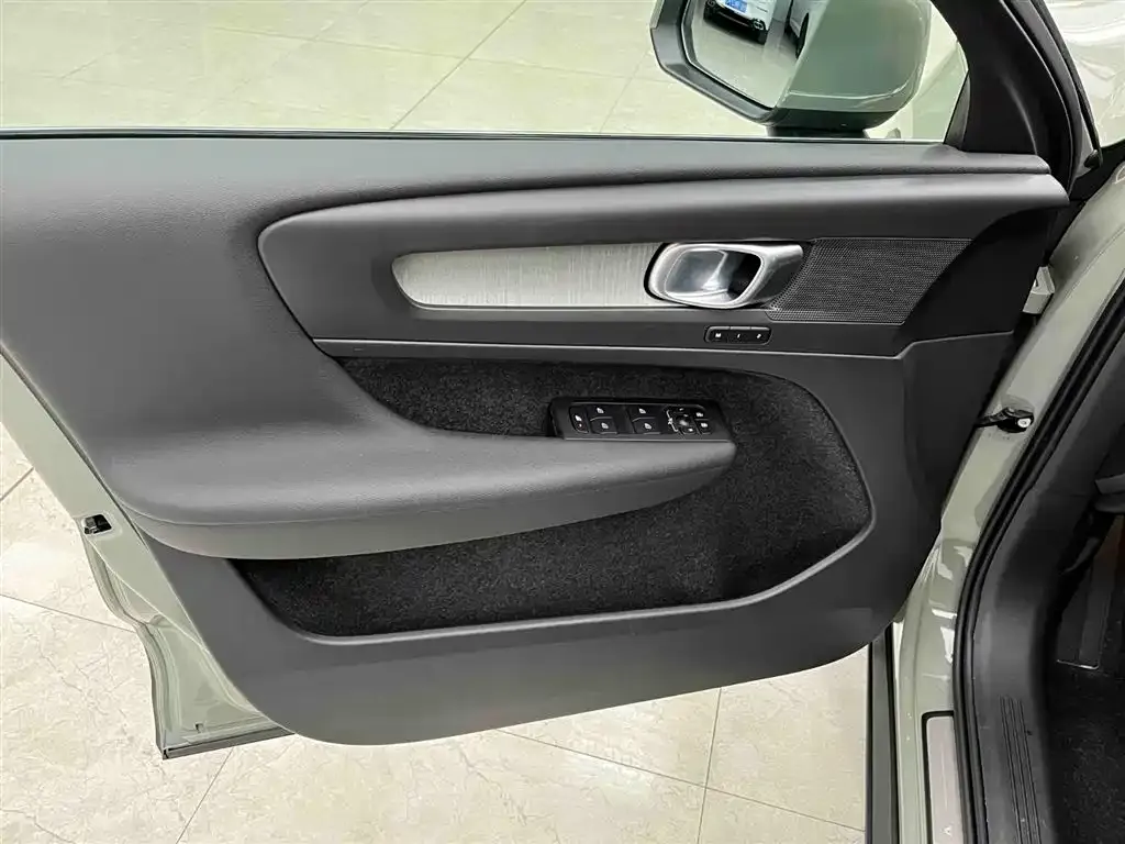 Volvo XC40 — фото 10
