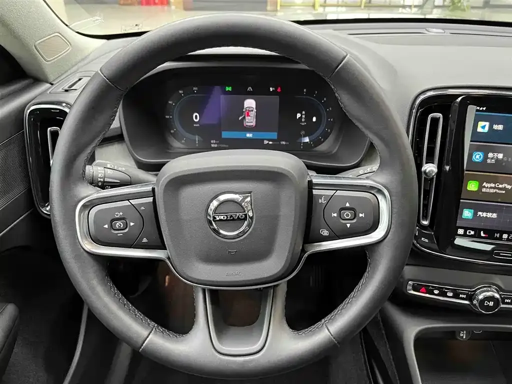 Volvo XC40 — фото 8