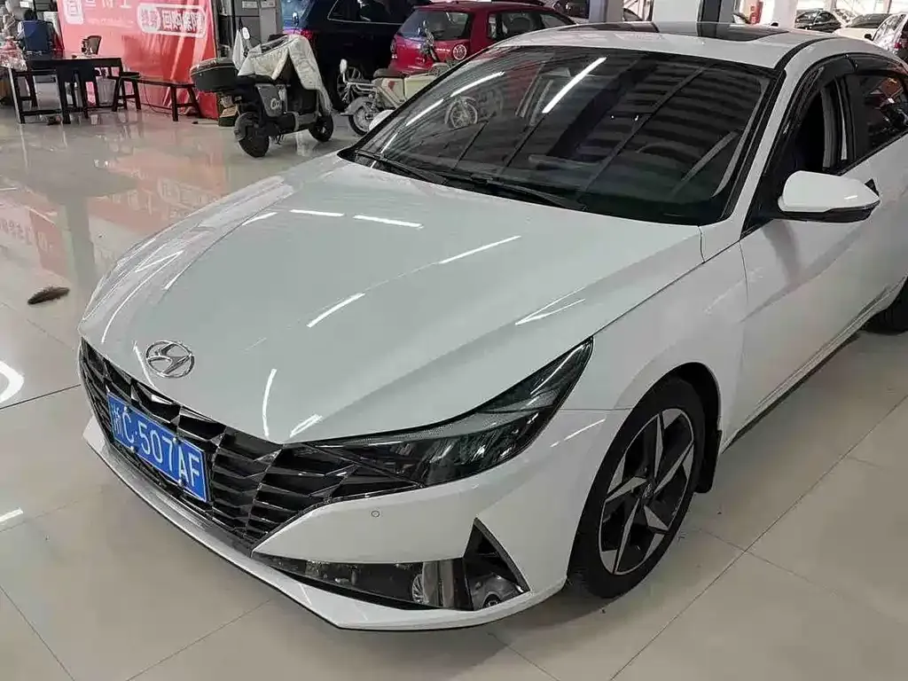Hyundai Elantra — фото 1
