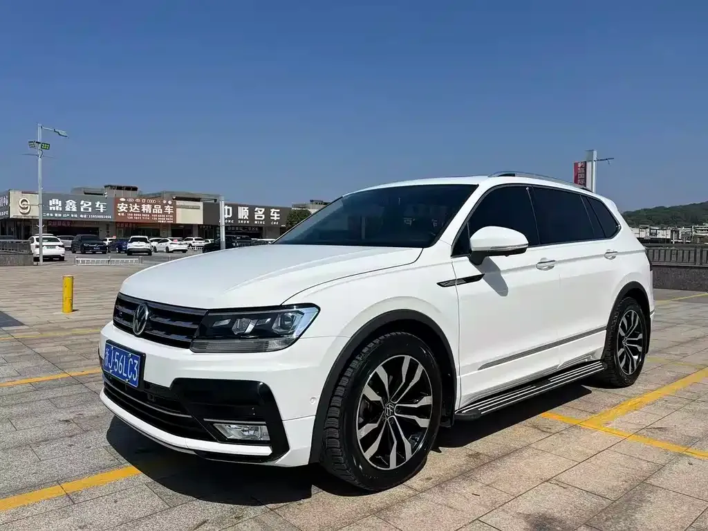 Volkswagen Tiguan L — фото 1