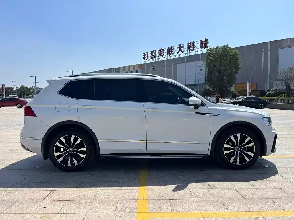 Volkswagen Tiguan L — фото 8
