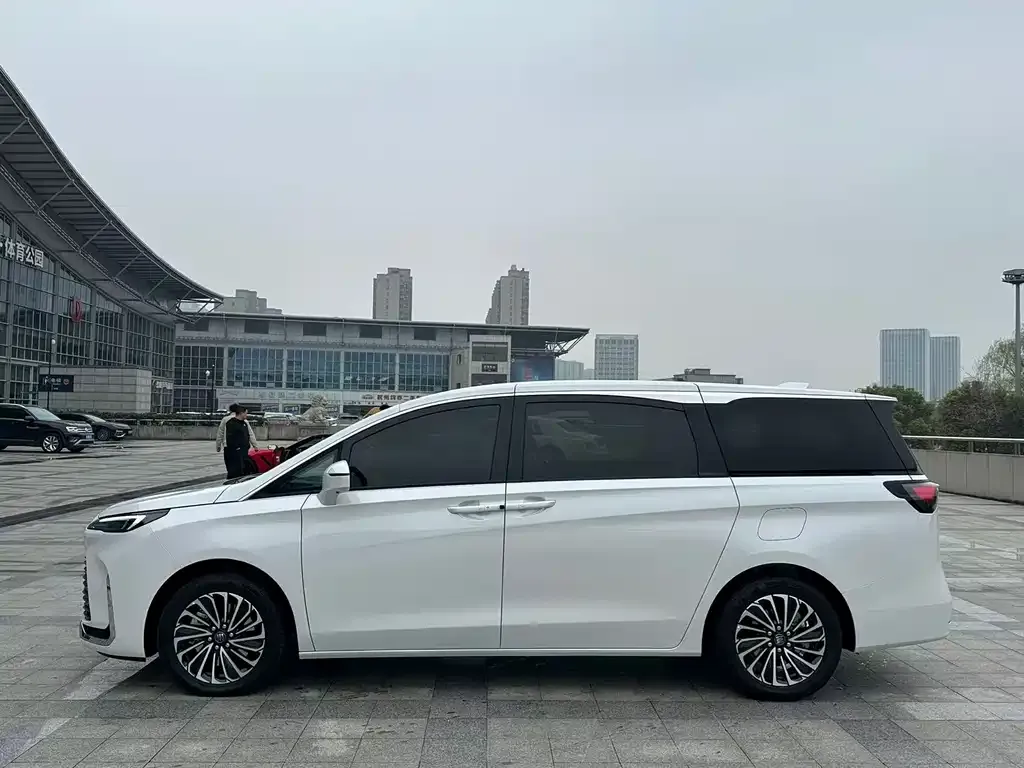 Buick GL8 Hybrid 2025 из CN, фото 2