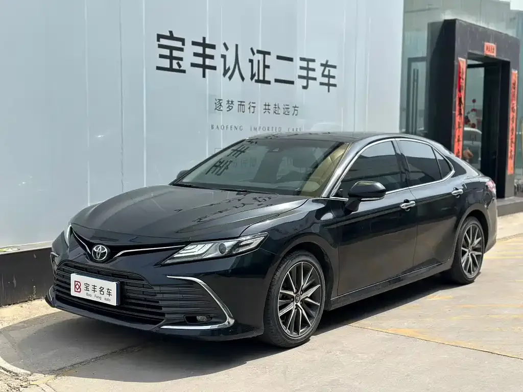 Toyota Camry — фото 1