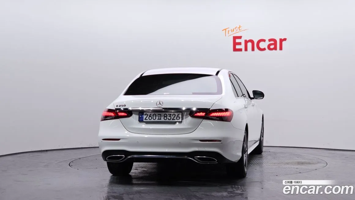 Mercedes-Benz E-Class — фото 7