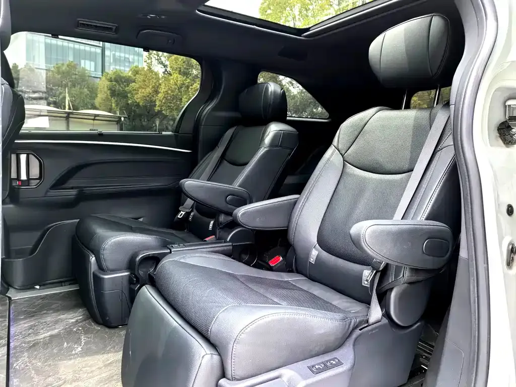 Toyota Sienna 2024 из CN, фото 5