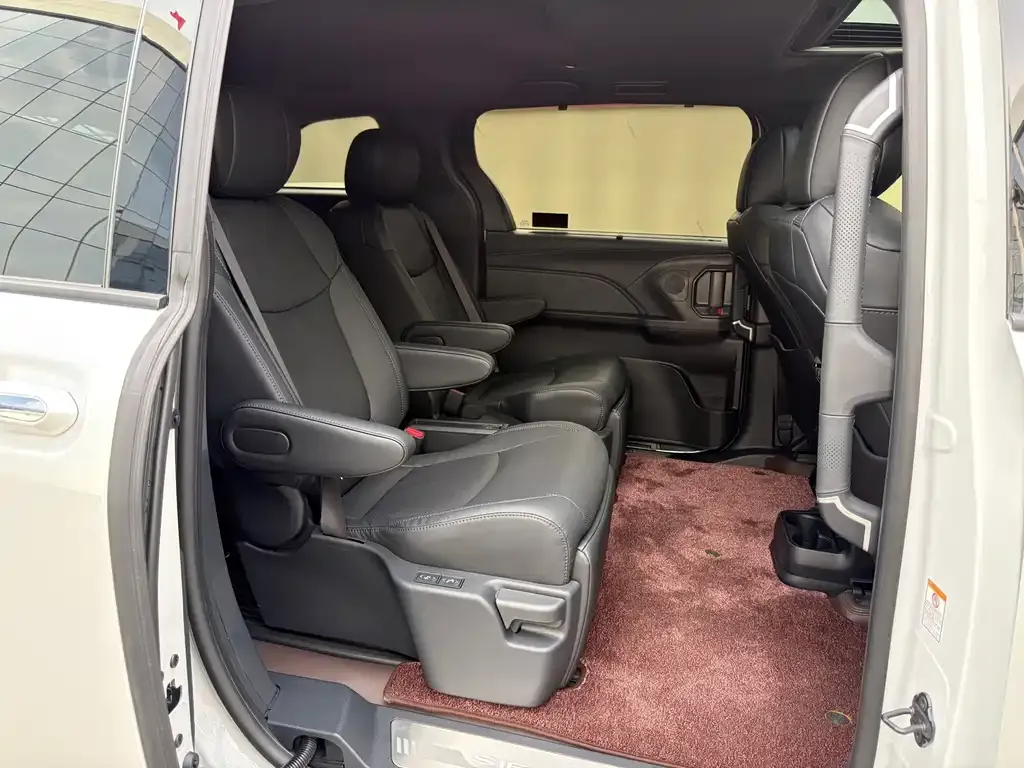 Toyota Sienna — фото 4