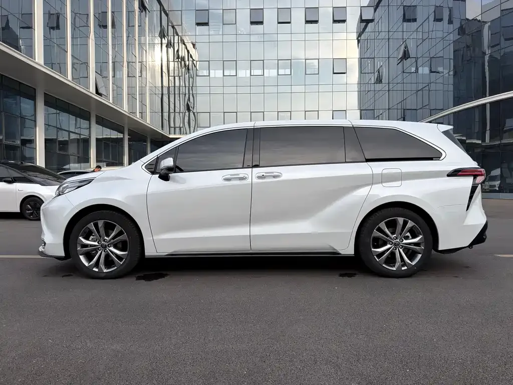 Toyota Sienna — фото 10