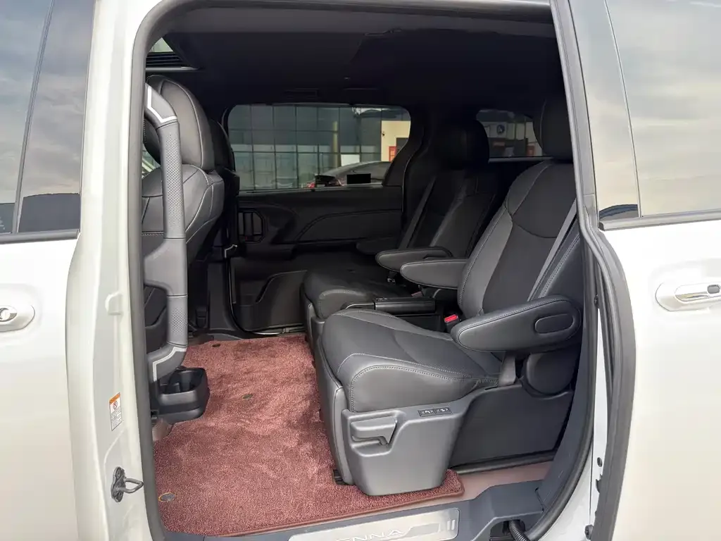 Toyota Sienna — фото 2