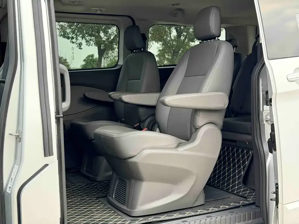 Ford Tourneo — фото 10