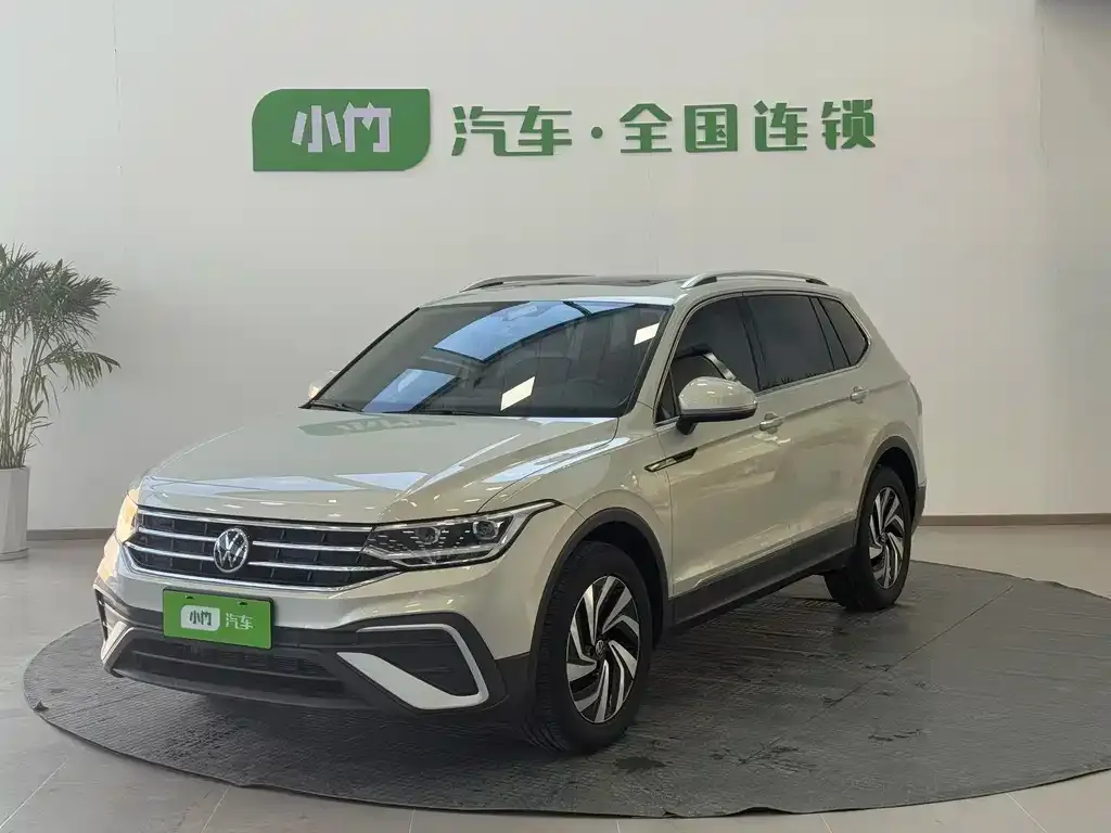 Volkswagen Tiguan L — фото 1
