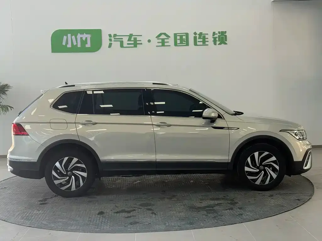 Volkswagen Tiguan L — фото 7
