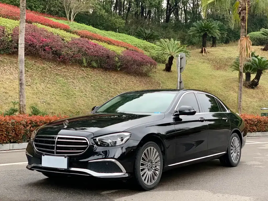 Mercedes-Benz E-Class — фото 1