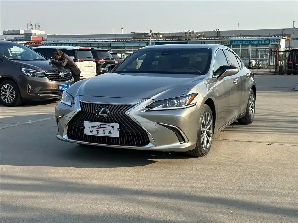 Lexus ES — фото 1