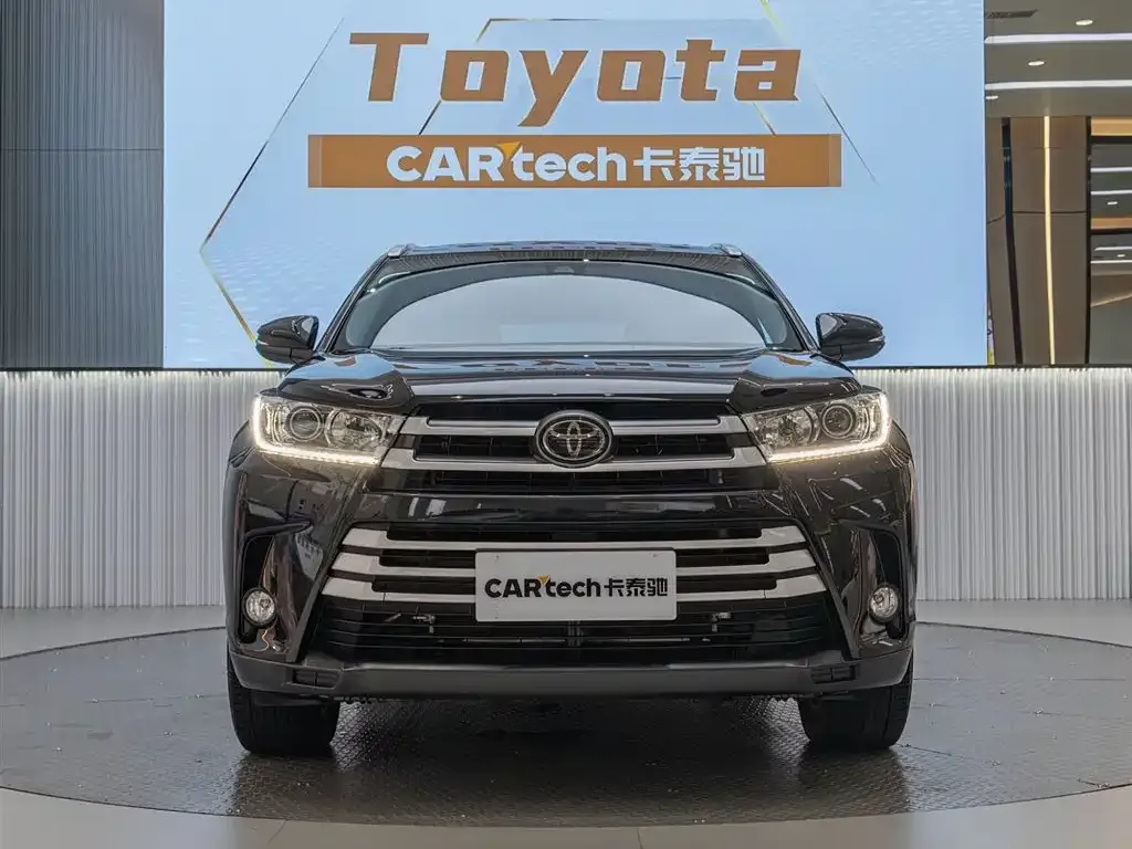 Toyota Highlander — фото 1