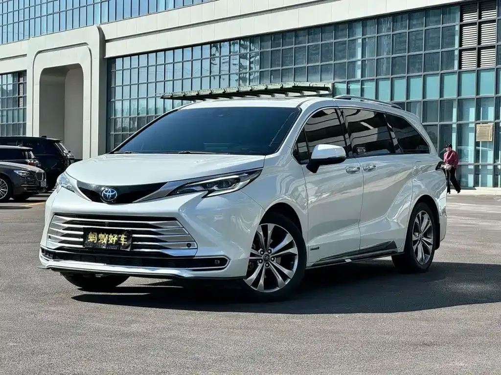 Toyota Sienna 2023 из CN, фото 1