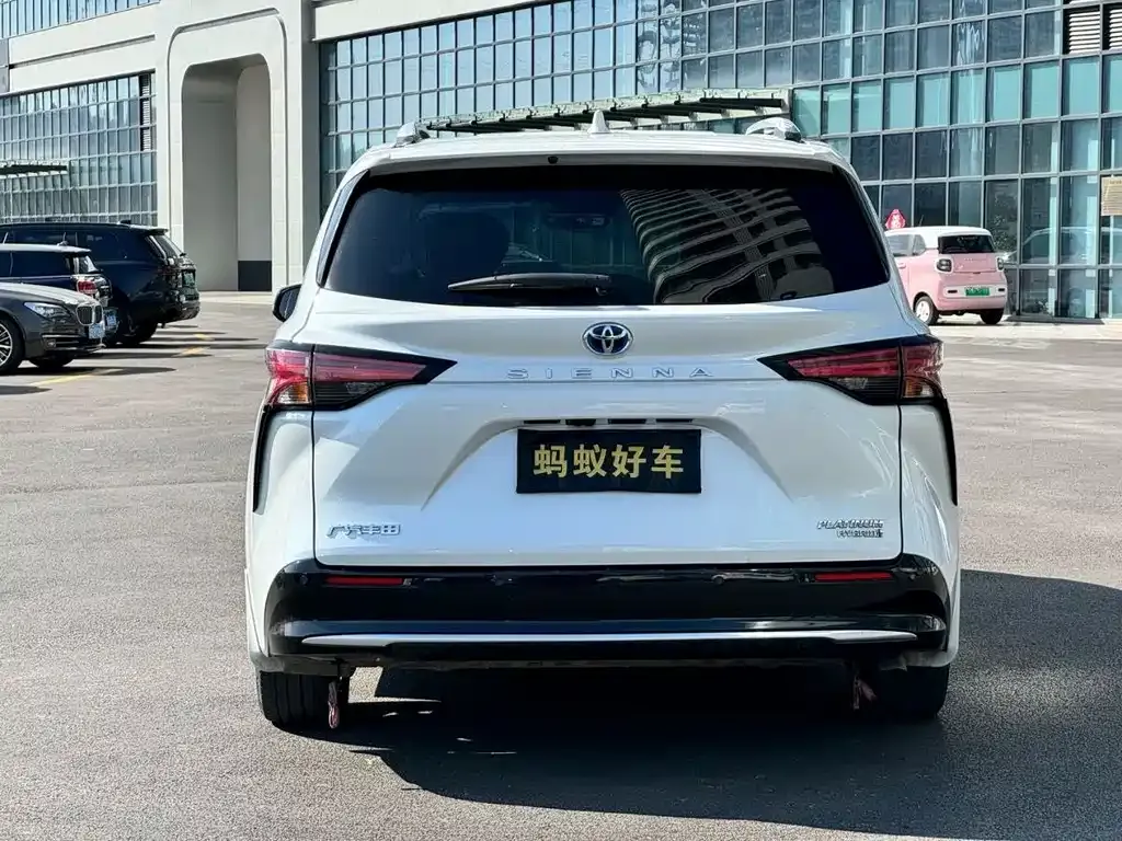Toyota Sienna 2023 из CN, фото 2