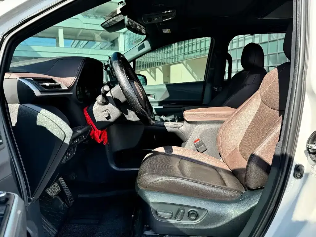 Toyota Sienna 2023 из CN, фото 8