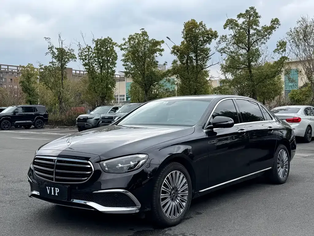 Mercedes-Benz E-Class — фото 1