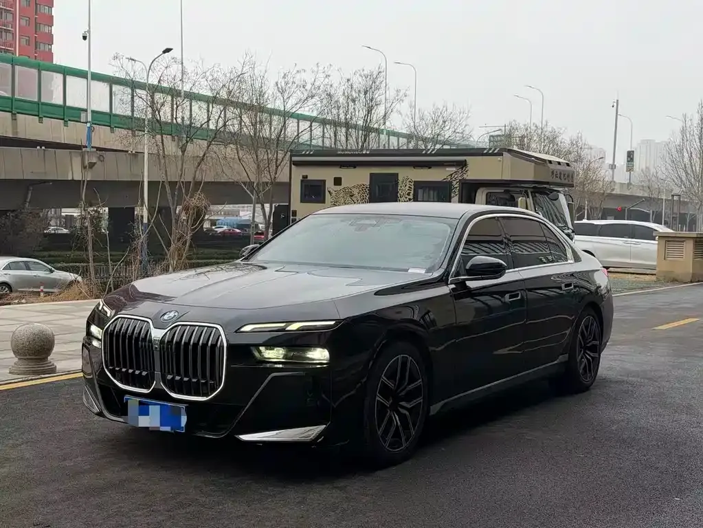 BMW 7 Series — фото 1