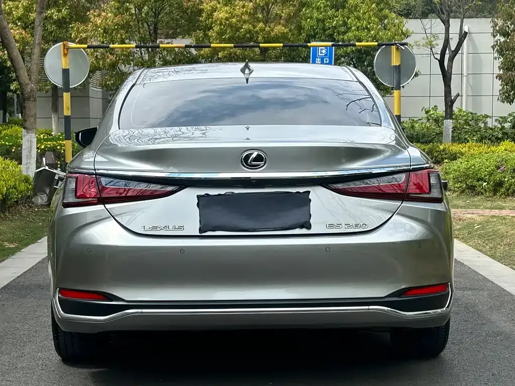 Lexus ES — фото 8