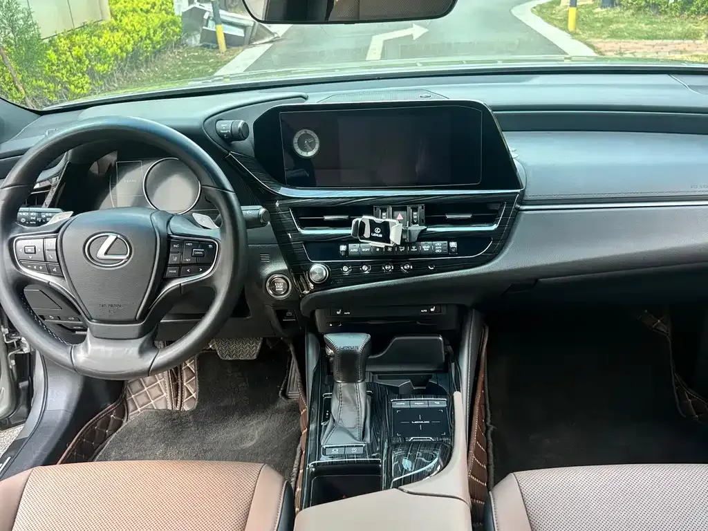 Lexus ES — фото 10