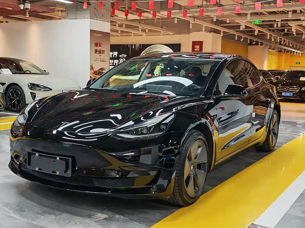 Tesla Model 3 — фото 1