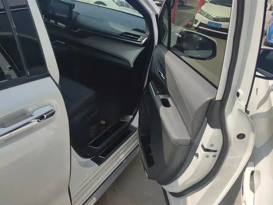 Toyota Granvia — фото 2